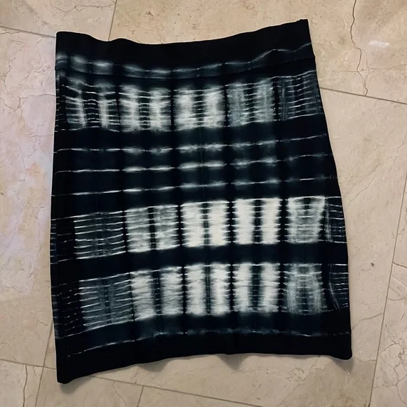 BCBG MAX AZRIA Pencil Black and White Skirt Tie Dye - Picture 3 of 3
